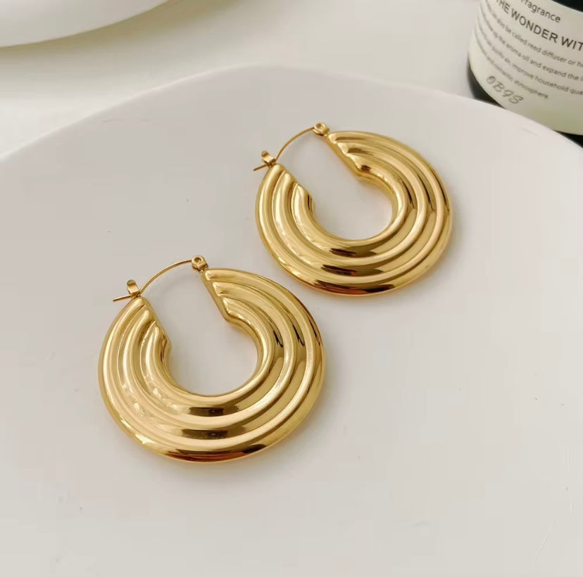 Large exaggerated hoops - Gold