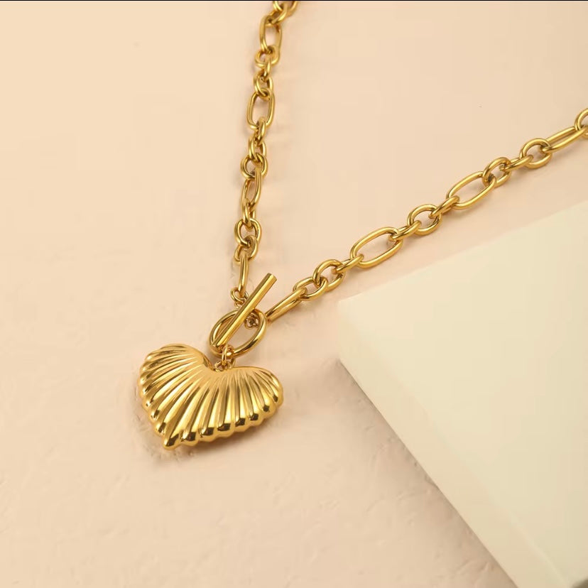 Scalloped heart - toggle chain