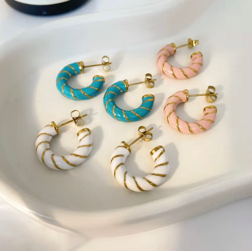 18k gold plated stainless steel twisted rope enamel stripe C-hoop earrings in white and turquoise blue with gold ridge detailing, hypoallergenic tarnish resistant colorful statement hoops by The Intertwined Collective, Dallas Texas